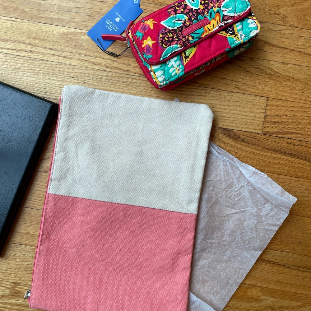Budge of 2 travel bags